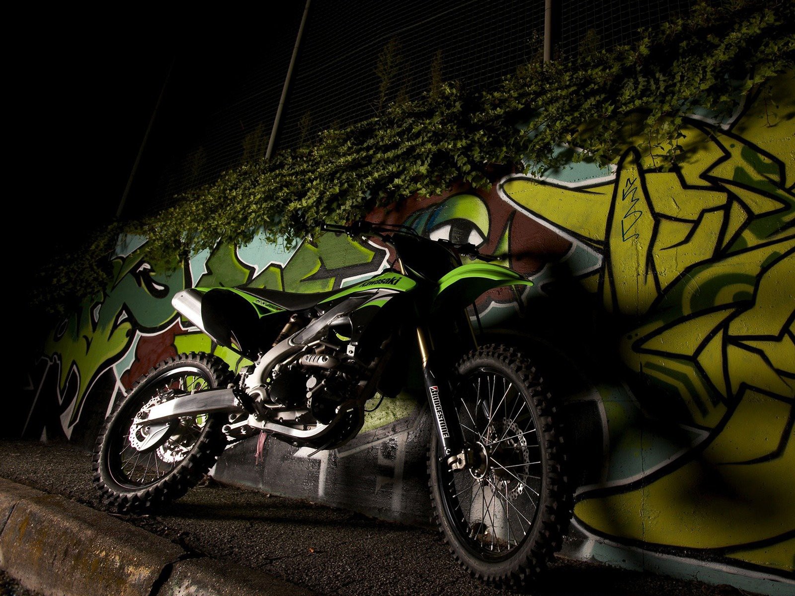 motorrad kawasaki graffiti nacht