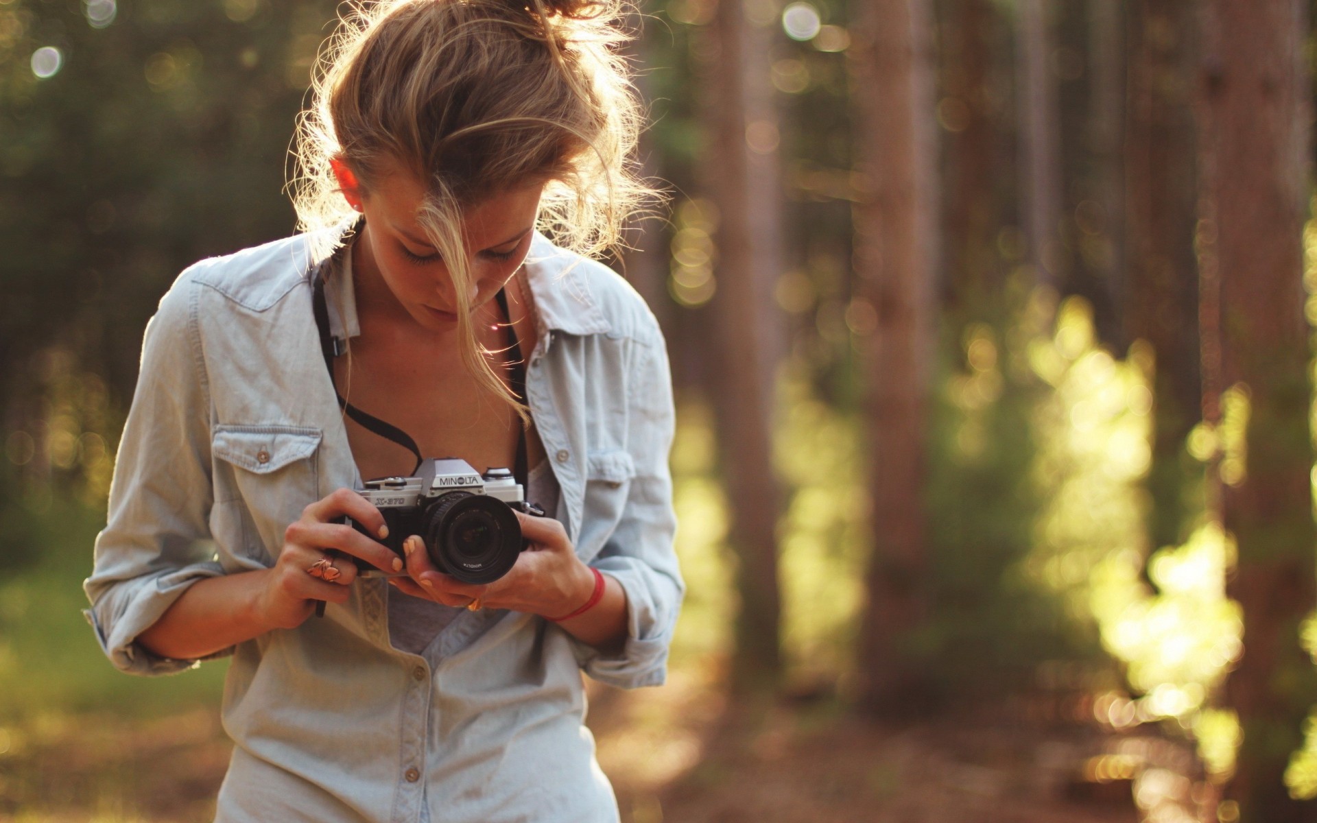 donna macchina fotografica ragazza foto minolta grigio bionda