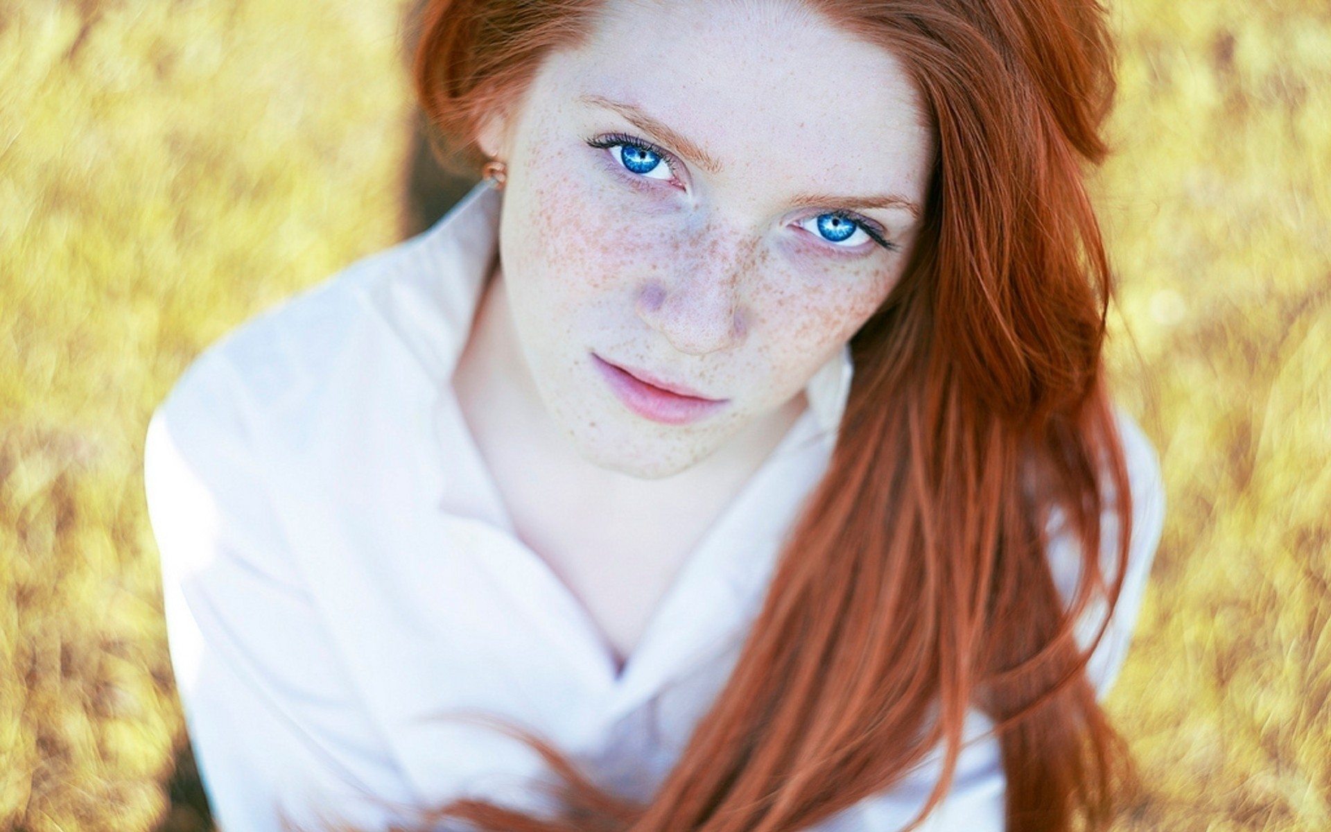 a woman nadia girl red close up yellow face