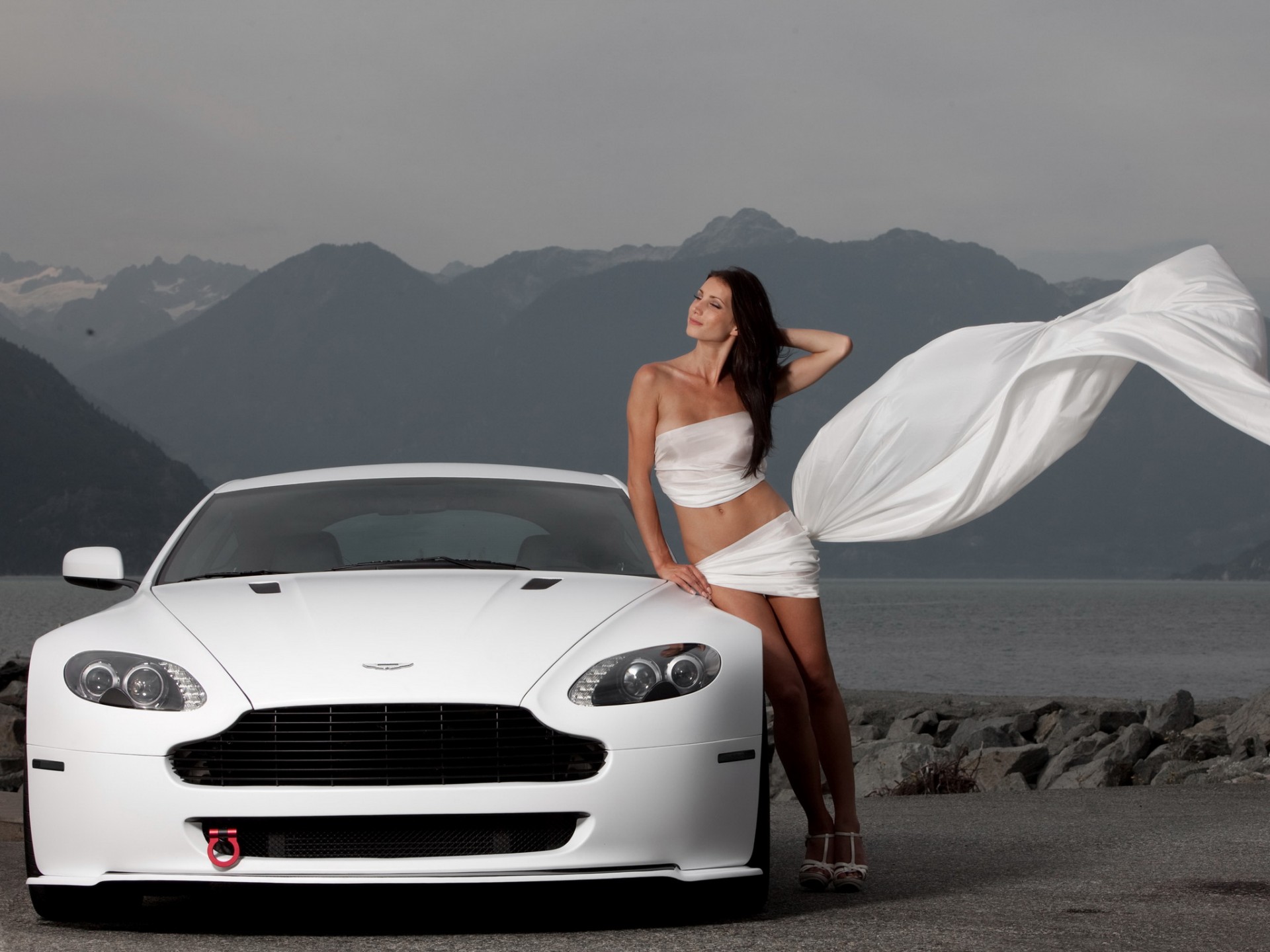 aston martin v8 vantage chica