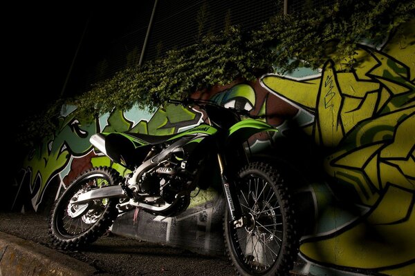 Graffiti nocturno y kawasaki Enduro