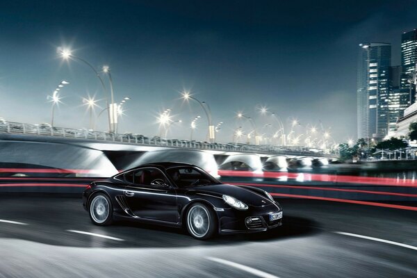 Porsche noir sur fond de ville de nuit