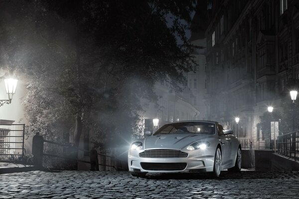 Астон Мартин на туманной ночной улице