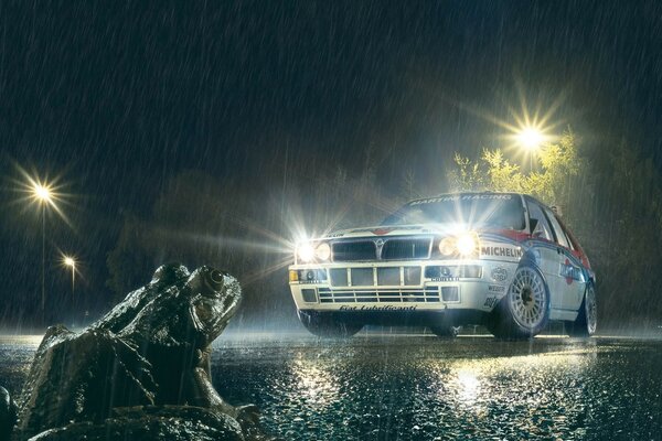 Ein Frosch im Regen, der von Scheinwerfern beleuchtet wird. Ein Auto, das die nasse Straße mit Scheinwerferlicht beleuchtet