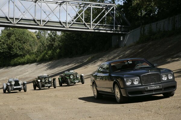 Retro-Rennen unter der Brücke mit Bentley