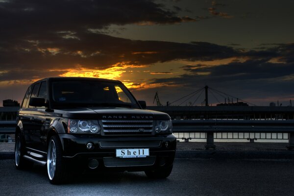 Range rover с закатом и мостом