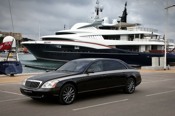 Maybach Zeppelin chevauche la route le long de la côte de la mer