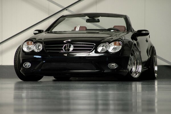 Schwarzes Mercedes-Benz sl maxx Cabrio