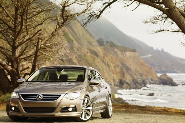 Volkswagen sur la côte sur fond de montagnes