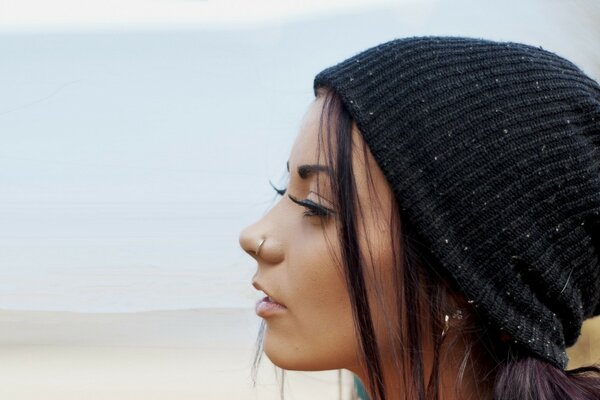 La chica del sombrero. Modelo con piercings