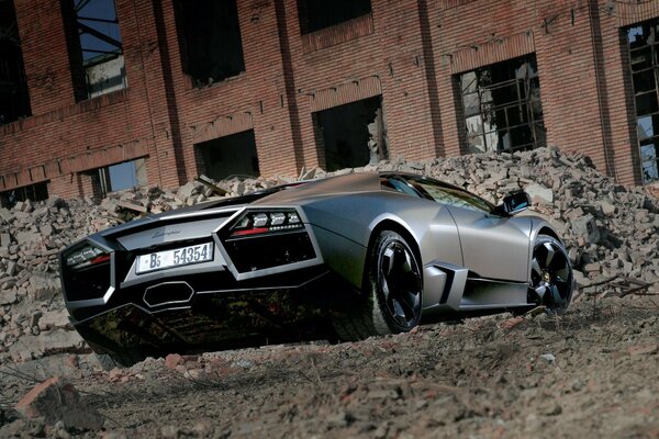 Lamborghini reventon czarny stoi na tle ruin