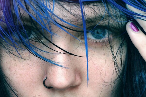 Ragazza con gli occhi ed i capelli di colore del mare