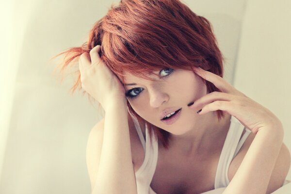 Rousse fille aux cheveux courts