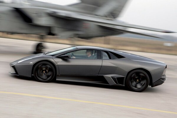 Lamborghini reventon Schwarz. Schlage den Kampfjet ab