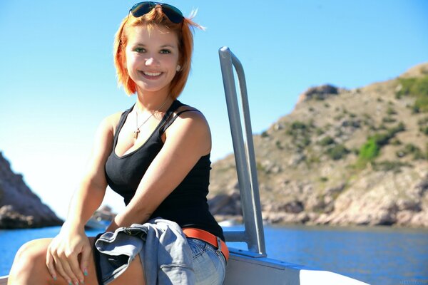 Hermosa modelo en una camiseta en el mar