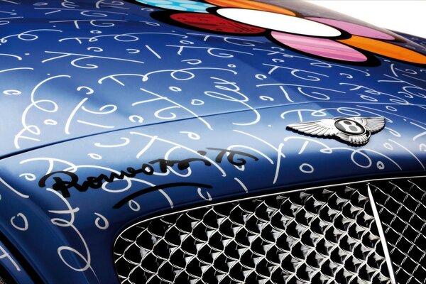 Un Bentley azul autografiado con una flor