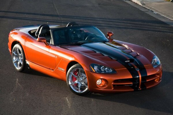 Dodge viper srt 10 Orange steht auf der Straße