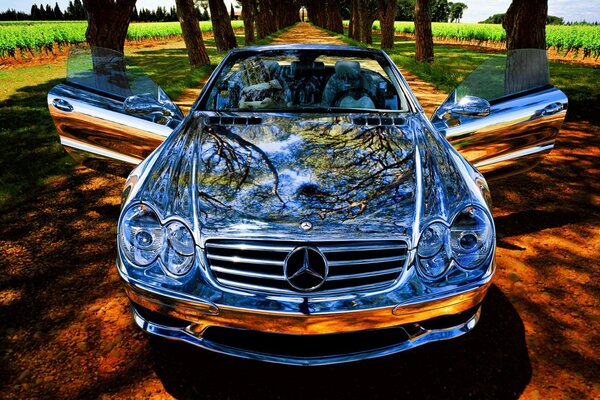 Luxus-Mercedes-Benz mit Spiegel-Karosserie