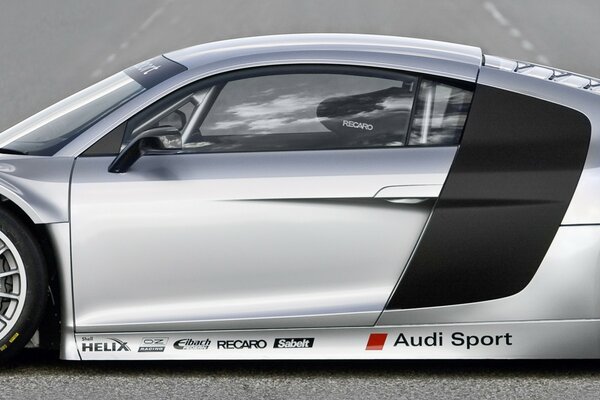 Audi-Autopanorama mit großem Spoiler Formel-1-Auto