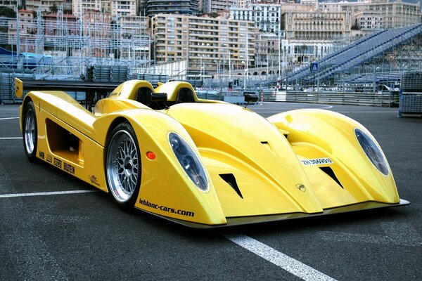 Voiture de course inhabituelle jaune