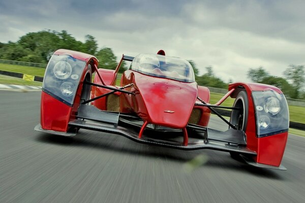 Samochód wyścigowy, czerwony dla Formuły 1
