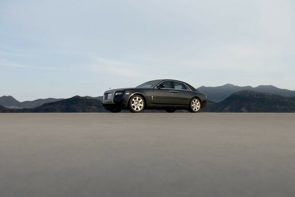 Rolls Royce negro en el fondo de las montañas rocosas