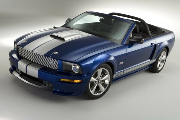 Shelby G T convertible azul sobre fondo gris