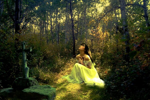 Fille boyunetka dans une robe claire dans la forêt