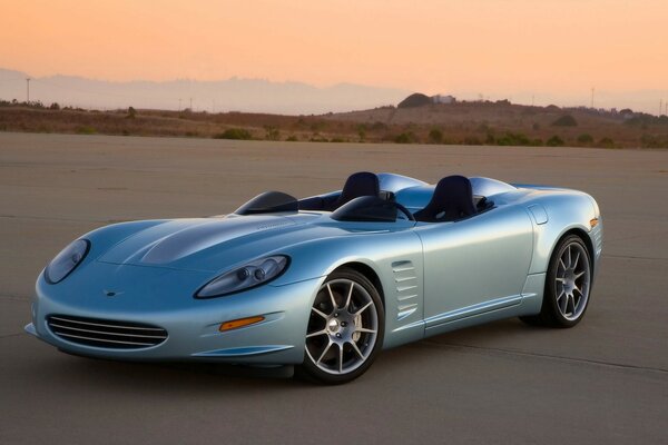 Blu allaway C16 speedster nel parcheggio del deserto