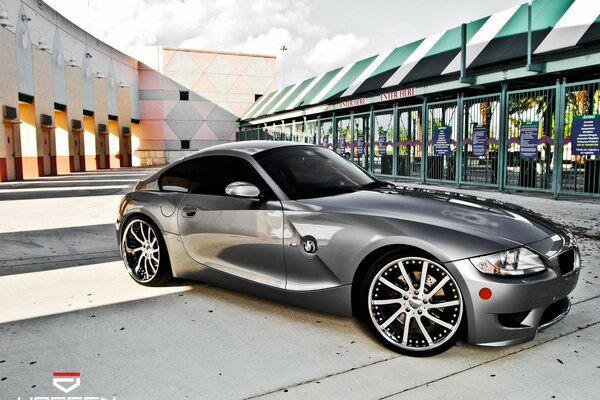 Photo silver bmw z4 on the background of buildings