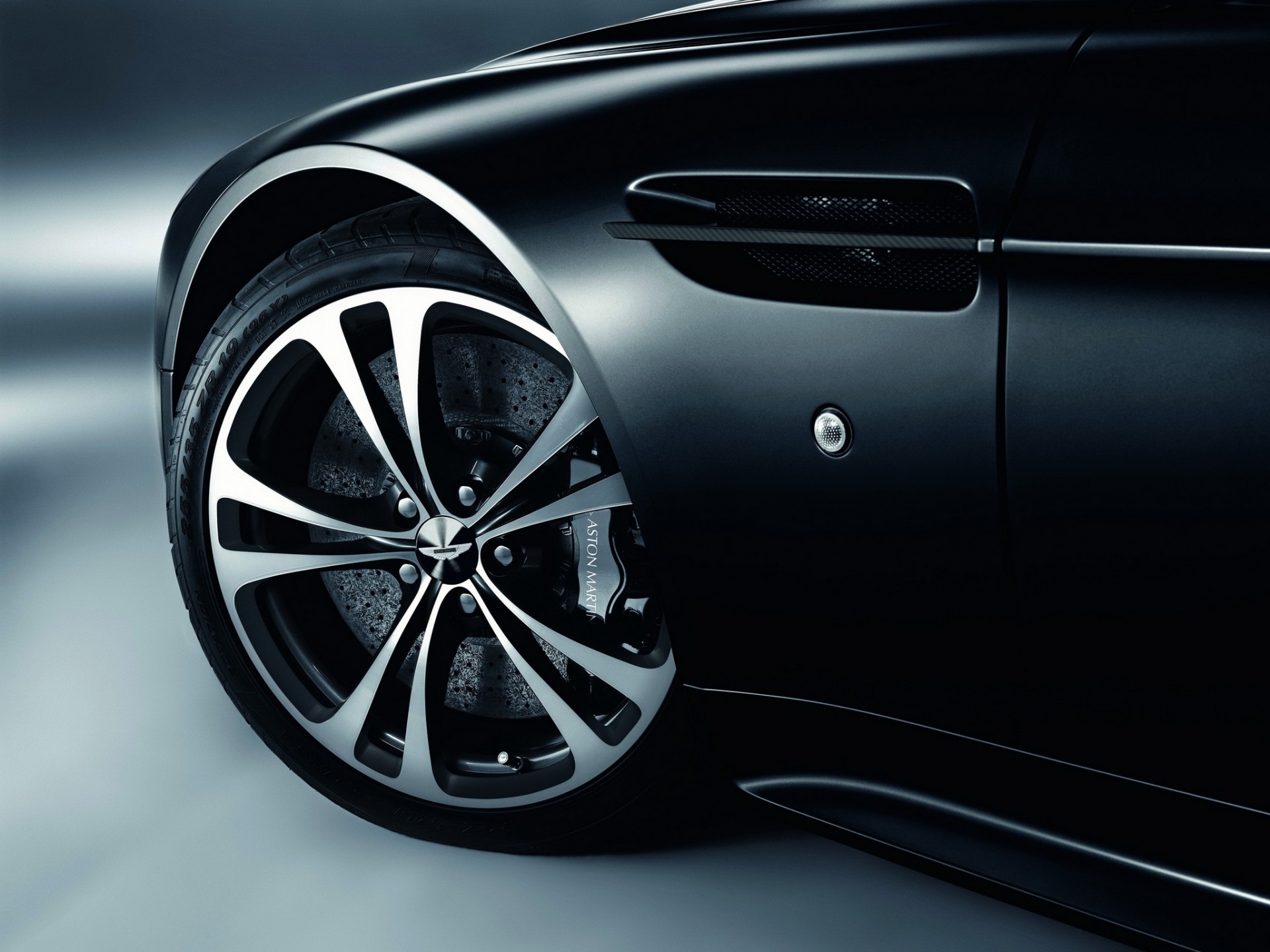 aston martin noir roue