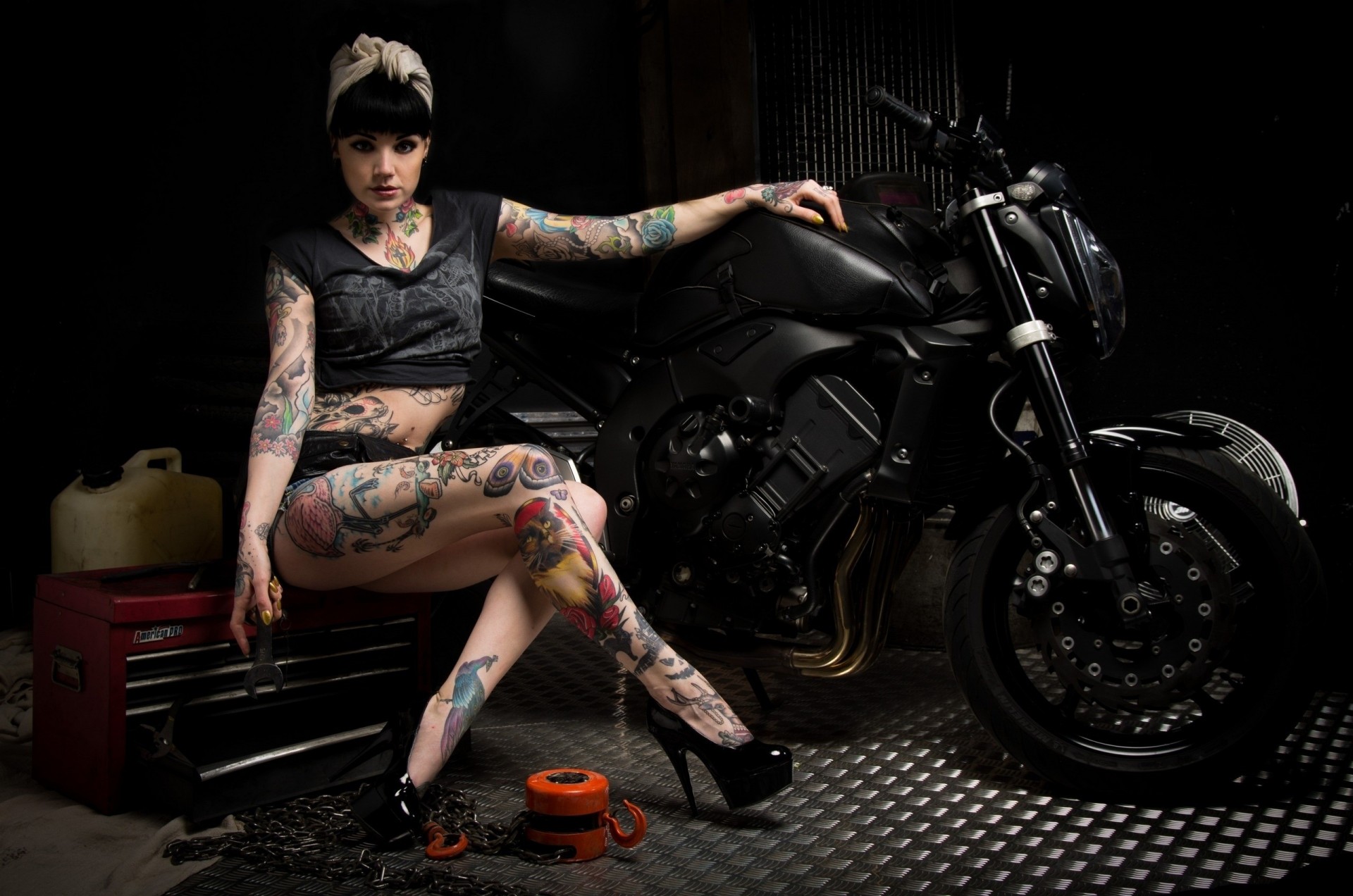 ragazza posa vista tatuaggio moto catene chiavi