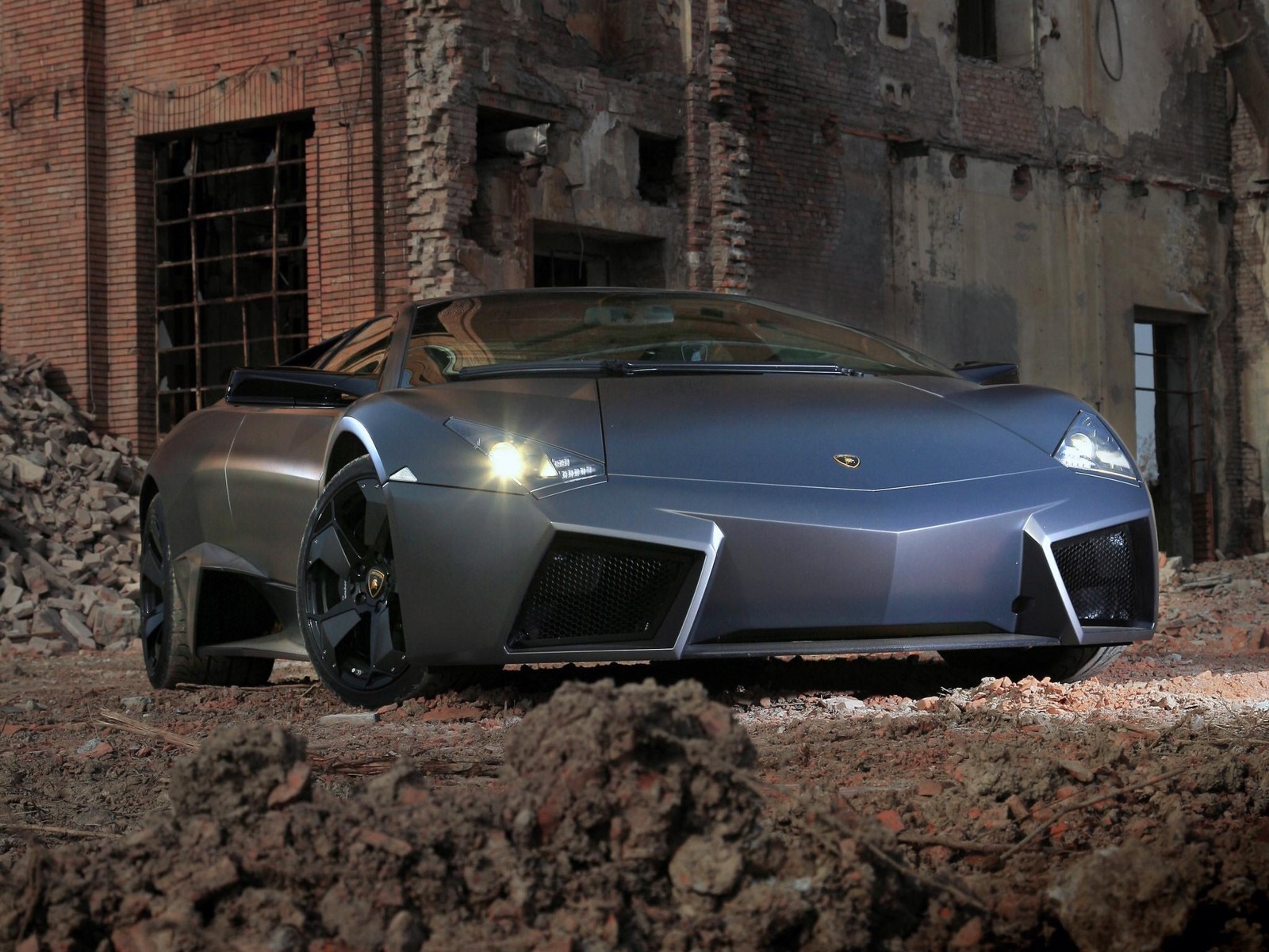 lamborghini reverton noir ruines vue de face