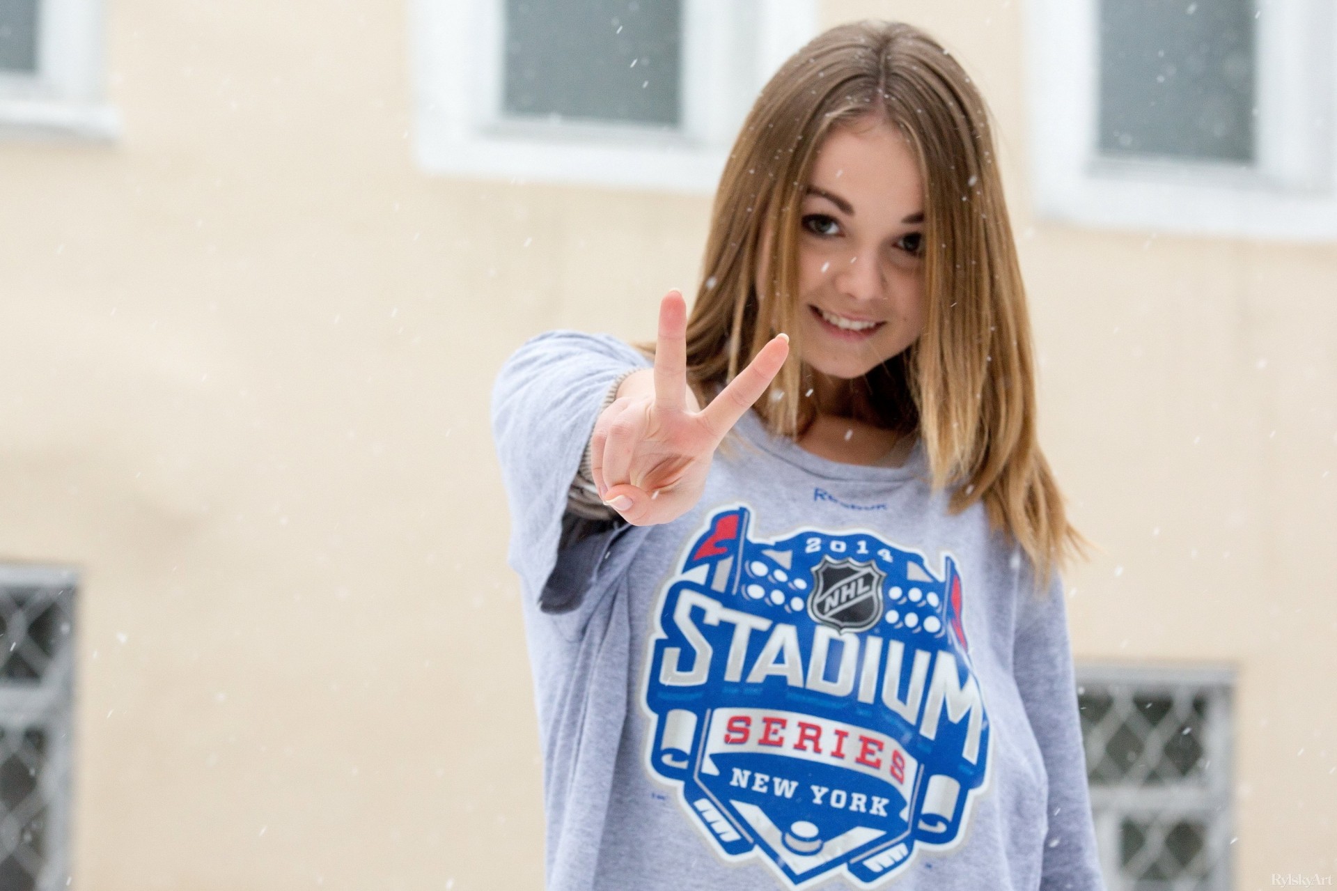 geste blond mädchen modell schönheit schnee t-shirt