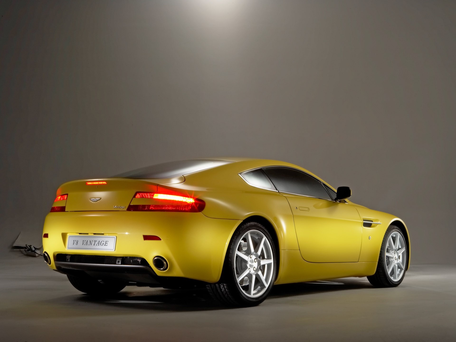 aston martin v8 vantage gelb