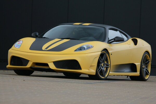 Coche ferrari, F430 scuderia 747 edición. En el camino