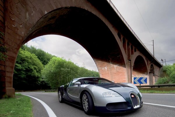 Macchina Bugatti in piedi sulla strada sotto il ponte