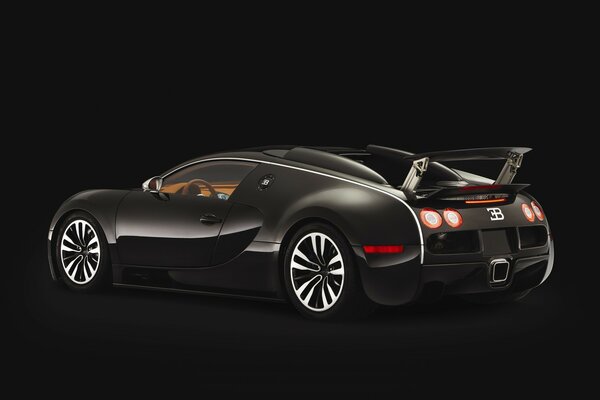 SUPERSPORTWAGEN BUGATTI IM SALON MIT SPOILER