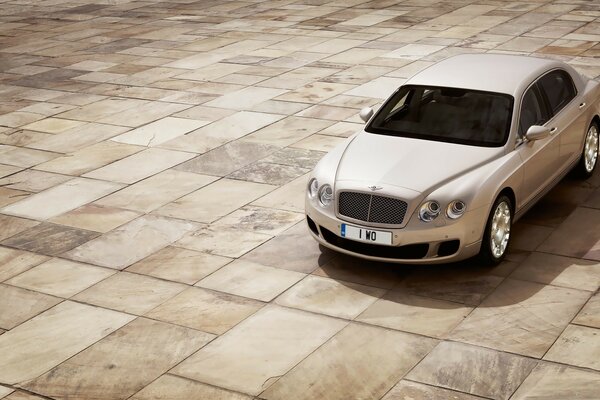 Bentley blanc sur une place vide