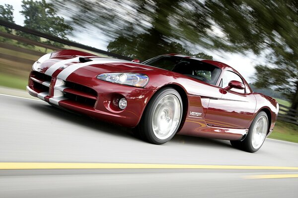 Dodge Viper jedzie drogą z dużą prędkością