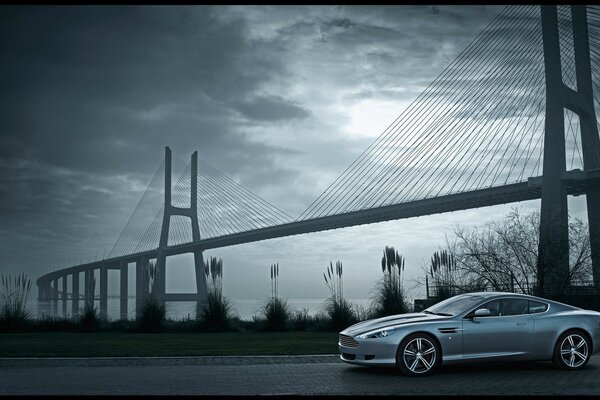 La voiture Aston Martin DB9, à côté de laquelle se trouve le pont