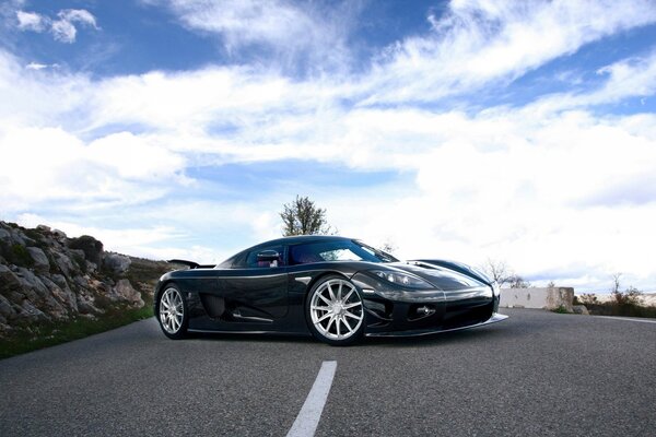 Schwarze Koenigsegg ccx Maschine auf Himmelshintergrund