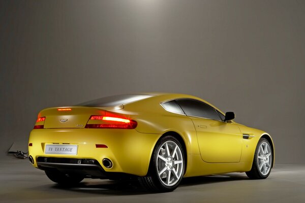 Aston Martin jaune exposé au salon