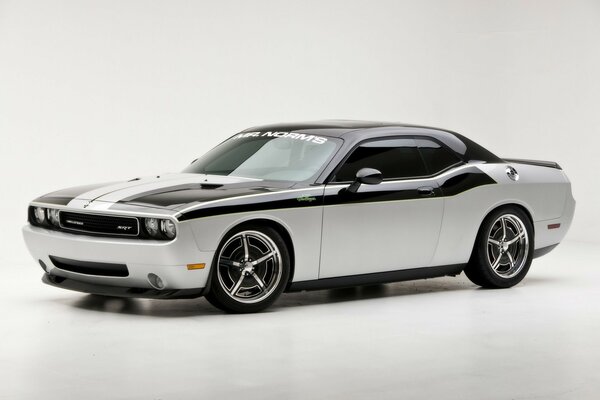 Dodge challenger con espejo sobre fondo gris