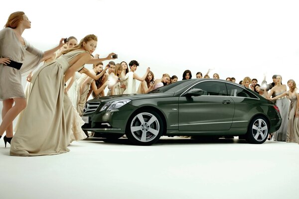 Mercedes-Bens E-class con ragazze che fotografano