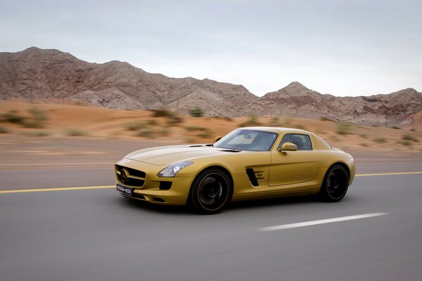 Gelber Mercedes-benz sls amg fährt mit hoher Geschwindigkeit