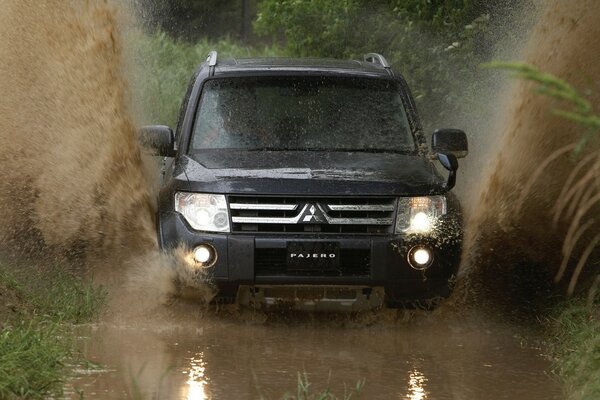 Mitsubishi pajero y salpicaduras de agua