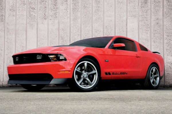 Tapete roter Mustang salern s