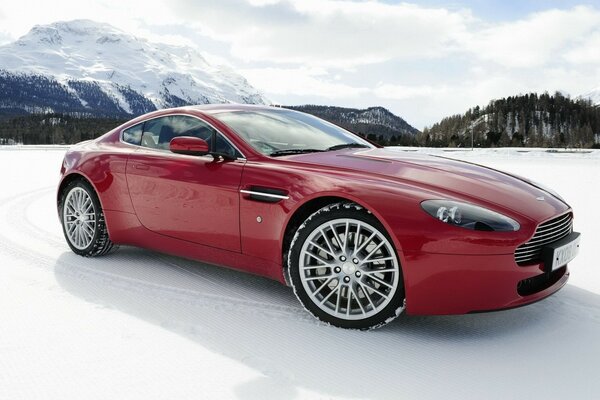 Aston Martin rouge sur un plateau de glace