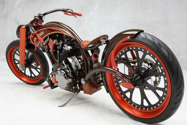 Bellissimo chopper sintonizzato con elementi di arredamento rosso